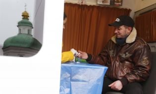 A man makes a rapid test for HIV / AIDS