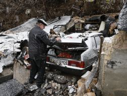 Роздавлений автомобіль
