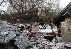 Роздавлений автомобіль