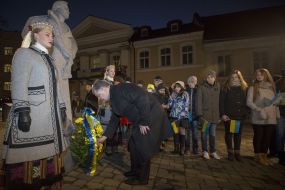 Petro Poroshenko laying flowers
