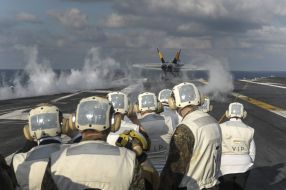 Атомний авіаносець ВМС США "Гаррі Трумен"