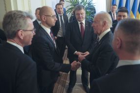 Джо Байден, Петро Порошенко та Арсеній Яценюк