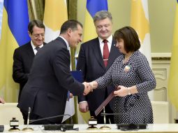 Наталія Яресько, Йоргос Лаккотріпіс, Петро Порошенко та Нікос Анастасіадіс