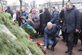 The ceremony of laying flowers