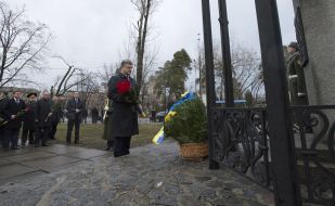 The ceremony of laying flowers