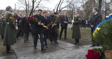 The ceremony of laying flowers
