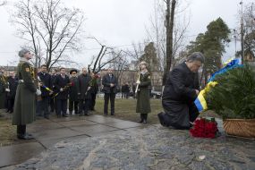 The ceremony of laying flowers