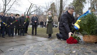 The ceremony of laying flowers
