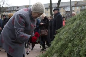 The ceremony of laying flowers