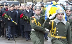 The ceremony of laying flowers