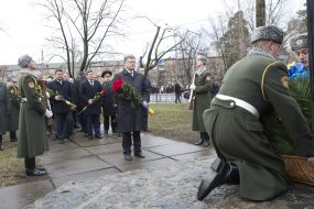 The ceremony of laying flowers