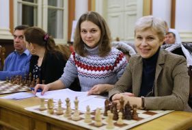 Anna Muzychuk with mom