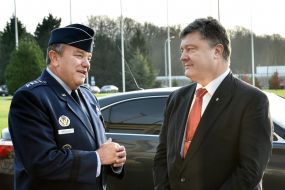 Philip Breedlove and Petro Poroshenko