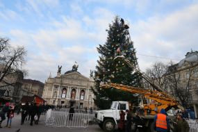 Встановлення новорічної ялинки
