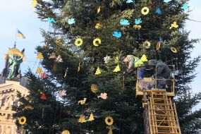 Встановлення новорічної ялинки