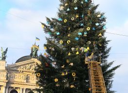 Встановлення новорічної ялинки