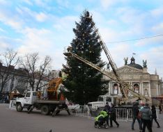 Встановлення новорічної ялинки