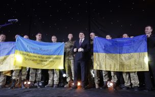 Игорь Жданов обменивается флагами с военнослужащими