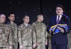 Игорь Жданов обменивается флагами с военнослужащими