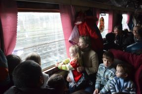 Пасажири в екскурсійному ретро-поїзді