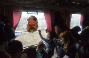 Пасажири в екскурсійному ретро-поїзді