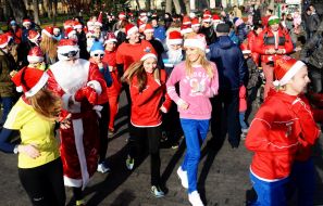 Международный рождественский забег Санта Клаусов