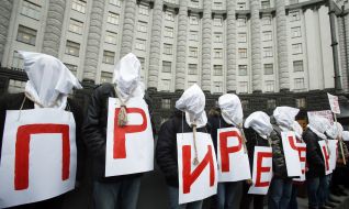 Акция пациентов с тяжелыми болезнями возле КМУ