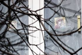 Іконки на вікні в Маріуполі