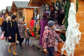Passers buy Christmas toys