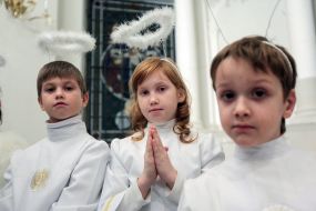 Діти в костюмах янголів