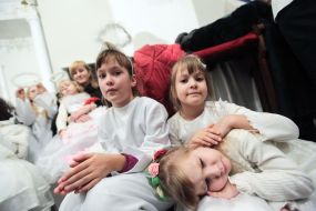 Діти в костюмах янголів