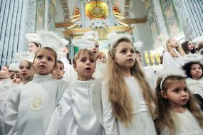 Діти в костюмах янголів