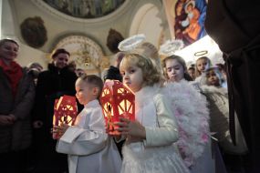 Діти в костюмах янголів