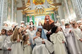 Діти в костюмах янголів