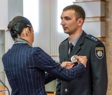 Хатія Деканоїдзе вручає спеціальний жетон