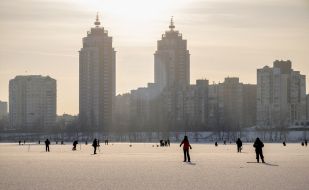 Рыбаки на льду Днепра