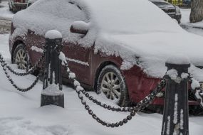 Заснеженный автомобиль