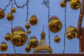 Иллюминация и новогодние игрушки 