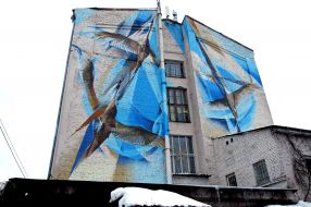 Мурал с изображением журавлей 