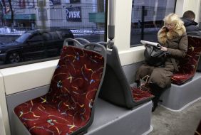 Пассажиры в вагоне нового трамвая "Электрон"