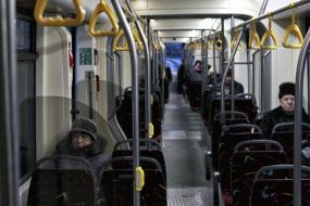 Пассажиры в вагоне нового трамвая "Электрон"