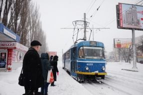Люди ждут трамвай