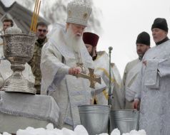 Филарет освящает воду 