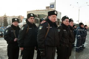 Police officers during a solemn divorce