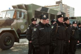 Police officers during a solemn divorce