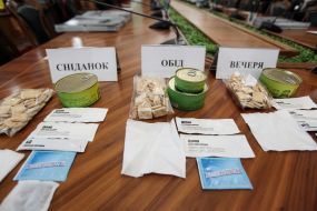 Presentation of food rations for the military