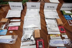 Presentation of food rations for the military