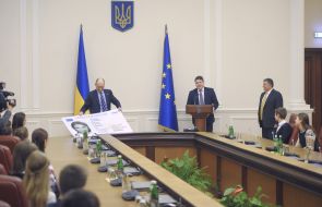 Арсений Яценюк представил паспорт нового образца в форме ID-карты