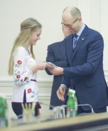 Арсений Яценюк вручает ID-карту