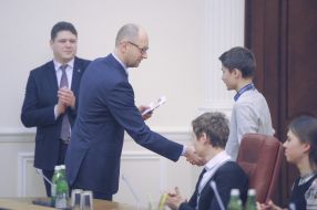 Арсений Яценюк вручает ID-карту